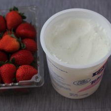 breakfast greek yogurt and berries