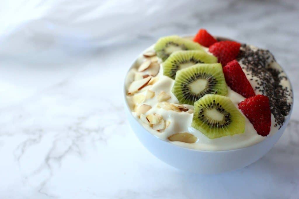 Kiwi mango smoothie bowl