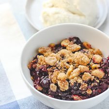 A bowl of Blueberry and Crisp