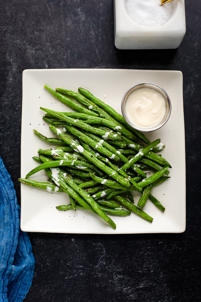 air fryer green beans on a plate