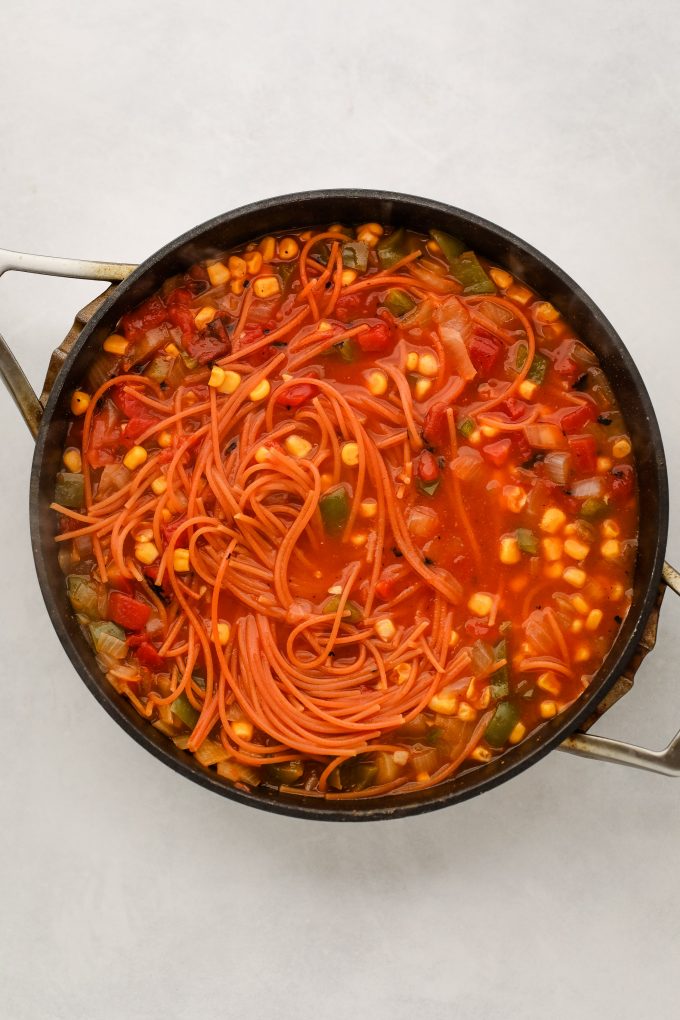 Pan with vegetables and red lentil pasta