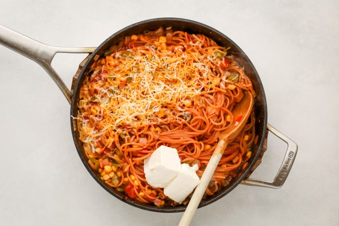 Pan with vegetables and red lentil pasta and cream cheese