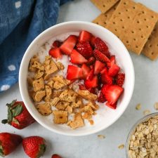 Strawberry Cheesecake Overnight Oats